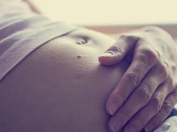 Ventre d'une femme enceinte = Gros Plan