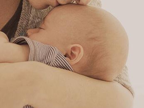 Bebe dort dans les bras de sa maman