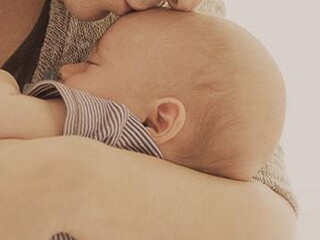 Bebe dort dans les bras de sa maman