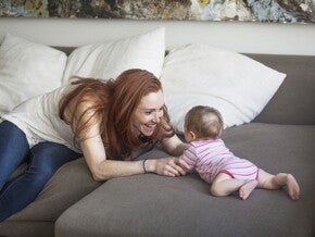 De la naissance aux premiers mots : comment et à quel âge bébé parle ?