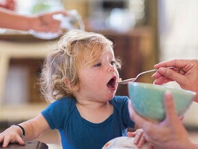 Bebe mange son repas