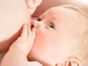 Mère allaite son fils
