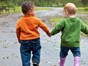 Deux bebes tenant les mains
