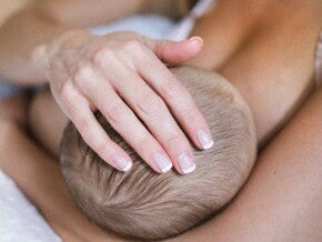 Maman carrese son bebe