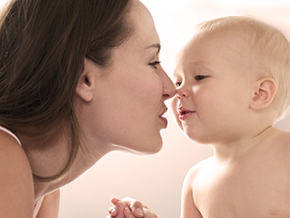 Maman joue avec son bebe