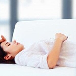 Femme allongee dans son lit