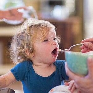 Bebe mange son repas