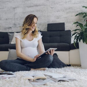 امرأة حامل تبحث عن نصائح الحمل امرأة حامل تبحث عن نصائح الحمل