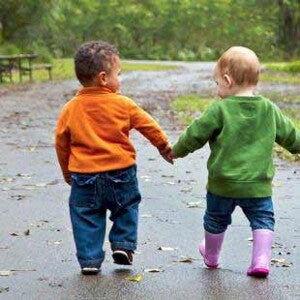 Deux bebes tenant les mains Deux bebes tenant les mains