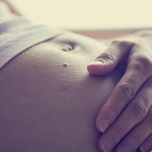 Ventre d'une femme enceinte = Gros Plan Ma grossesse semaine après semaine