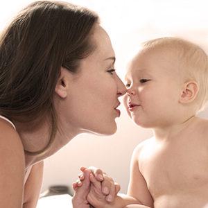 Maman joue avec son bebe
