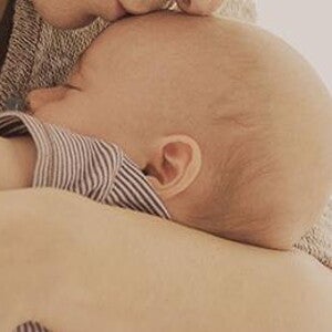 Bebe dort dans les bras de sa maman Bebe dort dans les bras de sa maman