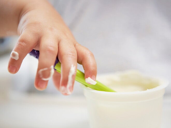 À quel âge bébé mange seul ?